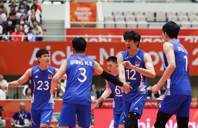 (261001) -- OKAZAKI, Oct. 1, 2026 (Xinhua) -- Players of China celebrate during the men's volleyball quarterfinal match between China and Thailand at the 20th Asian Games Aichi-Nagoya 2026 in Okazaki of Aichi Prefecture, Japan, Oct. 1, 2026. (Xinhua/Jia Haocheng)