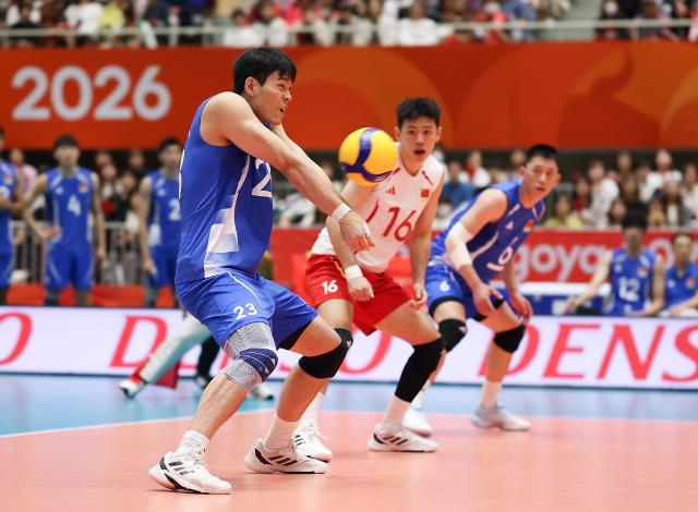 (261001) -- OKAZAKI, Oct. 1, 2026 (Xinhua) -- Wang Bin (L) of China digs the ball during the men's volleyball quarterfinal match between China and Thailand at the 20th Asian Games Aichi-Nagoya 2026 in Okazaki of Aichi Prefecture, Japan, Oct. 1, 2026. (Xinhua/Jia Haocheng)