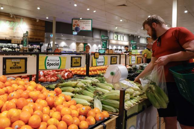 (261001) -- CANBERRA, Oct. 1, 2026 (Xinhua) -- People shop for food at a supermarket in Canberra, Australia, on Oct. 1, 2026. Australia's annual rate of inflation rose to 4 percent in August, according to official figures released on Wednesday. (Photo by Chu Chen/Xinhua)