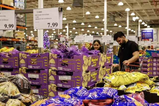 (261001) -- CANBERRA, Oct. 1, 2026 (Xinhua) -- People shop for food at a supermarket in Canberra, Australia, on Oct. 1, 2026. Australia's annual rate of inflation rose to 4 percent in August, according to official figures released on Wednesday. (Photo by Chu Chen/Xinhua)