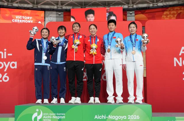 (260930) -- IZU, Oct. 1, 2026 (Xinhua) -- Gold medalists Kakita Maho (3rd L)/Uchino Tsuyaka (3rd R) of Japan, silver medalists Lee Sze Wing (2nd L)/Leung Wing Yee (1st L) of Hong Kong of China, bronze medalists Chen Ning (2nd R)/Gong Xianbing of China pose during the awarding ceremony for the women's Madison of cycling track at the 20th Asian Games Aichi-Nagoya 2026 in Izu of Shizuoka Prefecture, Japan, Oct. 1, 2026. (Xinhua/Cen Yunpeng)