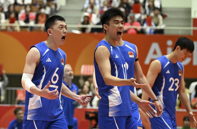(261001) -- OKAZAKI, Oct. 1, 2026 (Xinhua) -- Players of China celebrate during the men's volleyball quarterfinal match between China and Thailand at the 20th Asian Games Aichi-Nagoya 2026 in Okazaki of Aichi Prefecture, Japan, Oct. 1, 2026. (Xinhua/Jia Haocheng)