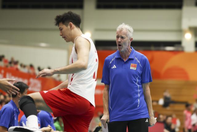 (261001) -- OKAZAKI, Oct. 1, 2026 (Xinhua) -- Vital Heynen (L), head coach of China, reacts during the men's volleyball quarterfinal match between China and Thailand at the 20th Asian Games Aichi-Nagoya 2026 in Okazaki of Aichi Prefecture, Japan, Oct. 1, 2026. (Xinhua/Jia Haocheng)