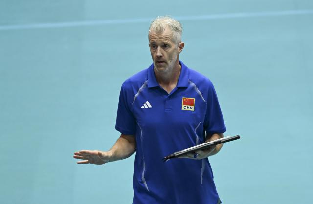 (261001) -- OKAZAKI, Oct. 1, 2026 (Xinhua) -- Vital Heynen (L), head coach of China, gestures during the men's volleyball quarterfinal match between China and Thailand at the 20th Asian Games Aichi-Nagoya 2026 in Okazaki of Aichi Prefecture, Japan, Oct. 1, 2026. (Xinhua/Jia Haocheng)