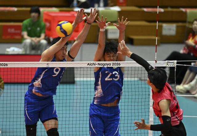 (261001) -- OKAZAKI, Oct. 1, 2026 (Xinhua) -- Li Yongzhen (L) and Wang Bin (C) of China defend during the men's volleyball quarterfinal match between China and Thailand at the 20th Asian Games Aichi-Nagoya 2026 in Okazaki of Aichi Prefecture, Japan, Oct. 1, 2026. (Xinhua/Jia Haocheng)