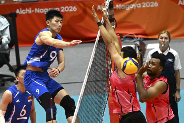 (261001) -- OKAZAKI, Oct. 1, 2026 (Xinhua) -- Li Yongzhen (L) of China spikes the ball during the men's volleyball quarterfinal match between China and Thailand at the 20th Asian Games Aichi-Nagoya 2026 in Okazaki of Aichi Prefecture, Japan, Oct. 1, 2026. (Xinhua/Jia Haocheng)