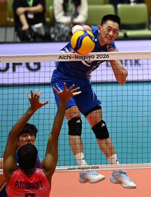 (261001) -- OKAZAKI, Oct. 1, 2026 (Xinhua) -- Yu Yuantai (R) of China spikes the ball during the men's volleyball quarterfinal match between China and Thailand at the 20th Asian Games Aichi-Nagoya 2026 in Okazaki of Aichi Prefecture, Japan, Oct. 1, 2026. (Xinhua/Jia Haocheng)