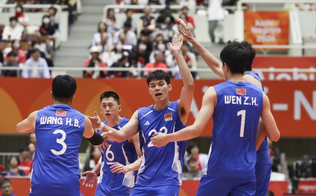 (261001) -- OKAZAKI, Oct. 1, 2026 (Xinhua) -- Players of China celebrate during the men's volleyball quarterfinal match between China and Thailand at the 20th Asian Games Aichi-Nagoya 2026 in Okazaki of Aichi Prefecture, Japan, Oct. 1, 2026. (Xinhua/Jia Haocheng)
