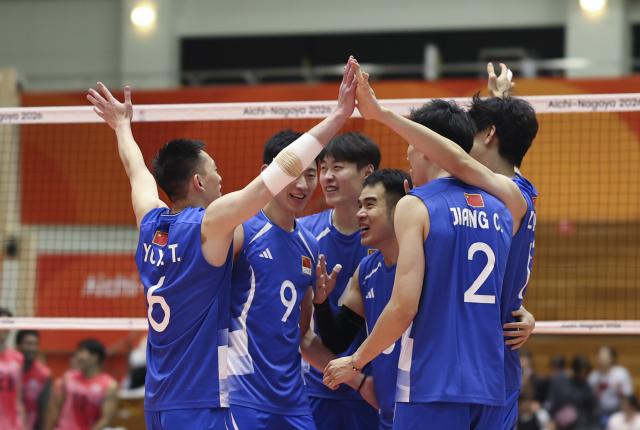 (261001) -- OKAZAKI, Oct. 1, 2026 (Xinhua) -- Players of China celebrate during the men's volleyball quarterfinal match between China and Thailand at the 20th Asian Games Aichi-Nagoya 2026 in Okazaki of Aichi Prefecture, Japan, Oct. 1, 2026. (Xinhua/Jia Haocheng)