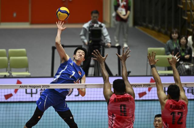 (261001) -- OKAZAKI, Oct. 1, 2026 (Xinhua) -- Wen Zihua (L) of China spikes the ball during the men's volleyball quarterfinal match between China and Thailand at the 20th Asian Games Aichi-Nagoya 2026 in Okazaki of Aichi Prefecture, Japan, Oct. 1, 2026. (Xinhua/Jia Haocheng)