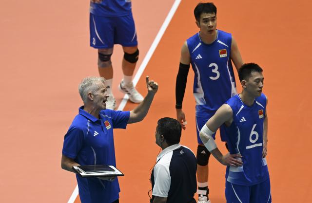 (261001) -- OKAZAKI, Oct. 1, 2026 (Xinhua) -- Vital Heynen (L), head coach of China, gives instructions during the men's volleyball quarterfinal match between China and Thailand at the 20th Asian Games Aichi-Nagoya 2026 in Okazaki of Aichi Prefecture, Japan, Oct. 1, 2026. (Xinhua/Jia Haocheng)