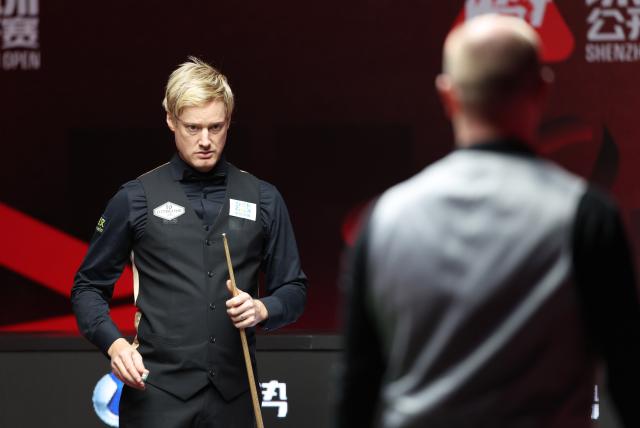 (261001) -- SHENZHEN, Oct. 1, 2026 (Xinhua) -- Neil Robertson (L) reacts during the round 4 match between Chris Wakelin of England and Neil Robertson of Australia at World Snooker Tour Shenzhen Open 2026 in Shenzhen, south China's Guangdong Province, Oct. 1, 2026. (Xinhua/Lu Hanxin)