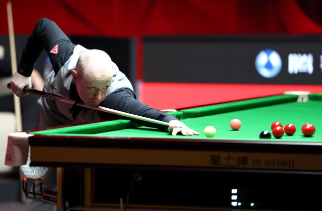 (261001) -- SHENZHEN, Oct. 1, 2026 (Xinhua) -- Chris Wakelin competes during the round 4 match between Chris Wakelin of England and Neil Robertson of Australia at World Snooker Tour Shenzhen Open 2026 in Shenzhen, south China's Guangdong Province, Oct. 1, 2026. (Xinhua/Lu Hanxin)