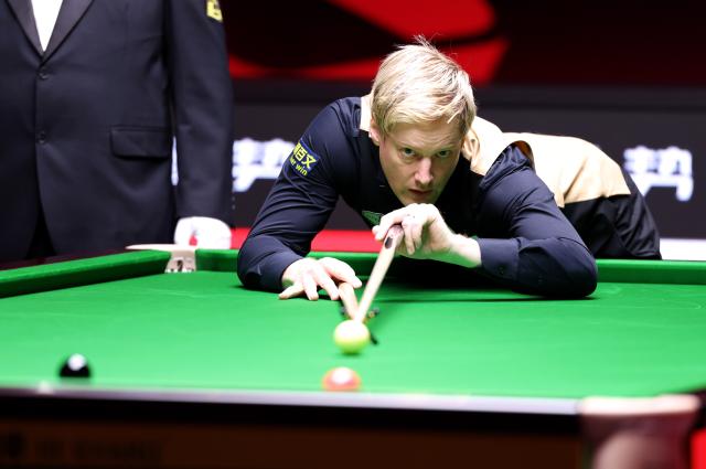(261001) -- SHENZHEN, Oct. 1, 2026 (Xinhua) -- Neil Robertson competes during the round 4 match between Chris Wakelin of England and Neil Robertson of Australia at World Snooker Tour Shenzhen Open 2026 in Shenzhen, south China's Guangdong Province, Oct. 1, 2026. (Xinhua/Lu Hanxin)