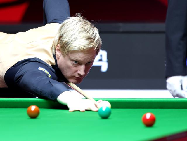 (261001) -- SHENZHEN, Oct. 1, 2026 (Xinhua) -- Neil Robertson competes during the round 4 match between Chris Wakelin of England and Neil Robertson of Australia at World Snooker Tour Shenzhen Open 2026 in Shenzhen, south China's Guangdong Province, Oct. 1, 2026. (Xinhua/Lu Hanxin)