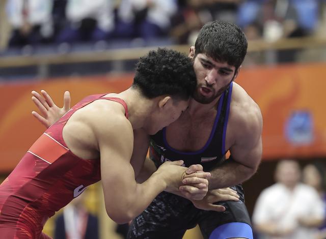 (261001) -- NAGOYA, Oct. 1, 2026 (Xinhua) -- Alireza Abdevali (R) of Iran competes against Kusaka Nao of Japan during the Men's Greco-Roman 77kg final of wrestling at the 20th Asian Games Aichi-Nagoya 2026 in Nagoya, Japan, Oct.1, 2026. (Xinhua/Long Lei)