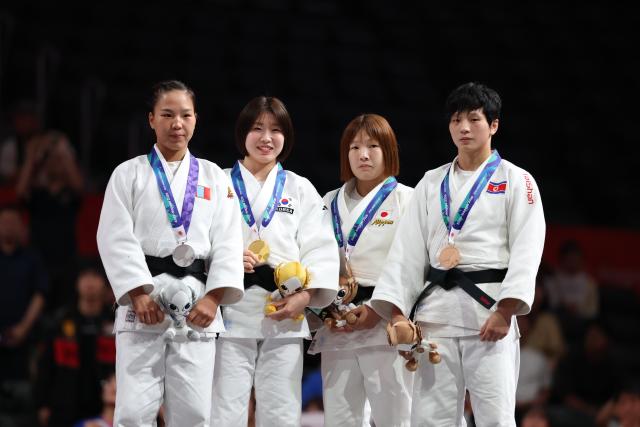 (261001) -- NAGOYA, Oct. 1, 2026 (Xinhua) -- Gold medalist Huh Mimi (2nd L) of South Korea, silver medalist Ariunzaya Terbish (1st L) of Mongolia, bronze medalists Shirakane Mio (2nd R) of Japan and Kim Hyon A of the Democratic People's Republic of Korea (DPRK) pose during the awarding ceremony for the women -57kg match of Judo at the 20th Asian Games Aichi-Nagoya 2026 in Nagoya, Japan, Oct. 1, 2026. (Xinhua/Yao Qilin)