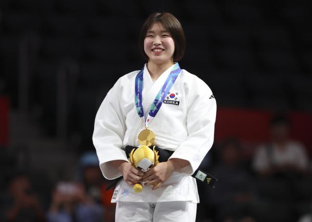 (261001) -- NAGOYA, Oct. 1, 2026 (Xinhua) -- Huh Mimi of South Korea poses during the awarding ceremony for the women -57kg match of Judo at the 20th Asian Games Aichi-Nagoya 2026 in Nagoya, Japan, Oct. 1, 2026. (Xinhua/Yao Qilin)