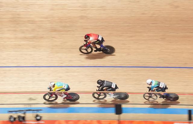 (261001) -- IZU, Oct. 1, 2026 (Xinhua) -- Wu Junjie (top) of China competes during the men's omnium points race of cycling track at the 20th Asian Games Aichi-Nagoya 2026 in Izu of Shizuoka Prefecture, Japan, Oct. 1, 2026. (Xinhua/Cen Yunpeng)