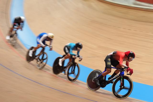 (261001) -- IZU, Oct. 1, 2026 (Xinhua) -- Wu Junjie (R) of China competes during the men's omnium points race of cycling track at the 20th Asian Games Aichi-Nagoya 2026 in Izu of Shizuoka Prefecture, Japan, Oct. 1, 2026. (Xinhua/Cen Yunpeng)