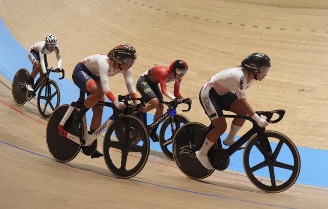 (260930) -- IZU, Oct.1, 2026 (Xinhua) -- Cyclists compete during the women's Madison final race of cycling track at the 20th Asian Games Aichi-Nagoya 2026 in Izu of Shizuoka Prefecture, Japan, Oct. 1, 2026. (Xinhua/Cen Yunpeng)