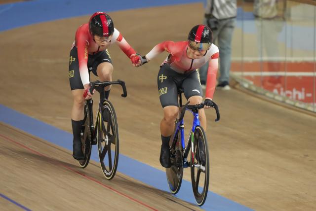 (260930) -- IZU, Oct.1, 2026 (Xinhua) -- Cyclists of China interact during during the women's Madison final race of cycling track at the 20th Asian Games Aichi-Nagoya 2026 in Izu of Shizuoka Prefecture, Japan, Oct. 1, 2026. (Xinhua/Zhou Mi)
