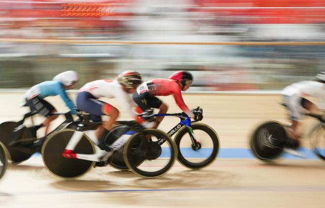 (260930) -- IZU, Oct.1, 2026 (Xinhua) -- Cyclists compete during during the women's Madison final race of cycling track at the 20th Asian Games Aichi-Nagoya 2026 in Izu of Shizuoka Prefecture, Japan, Oct. 1, 2026. (Xinhua/Zhou Mi)