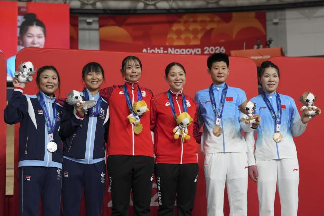 (260930) -- IZU, Oct.1, 2026 (Xinhua) -- Gold medalists Kakita Maho (3rd L)/Uchino Tsuyaka (3rd R) of Japan, silver medalists Lee Sze Wing (2nd L)/Leung Wing Yee (1st L) of Hong Kong of China, bronze medalists Chen Ning (2nd R)/Gong Xianbing of China pose during the awarding ceremony for the women's Madison of cycling track at the 20th Asian Games Aichi-Nagoya 2026 in Izu of Shizuoka Prefecture, Japan, Oct. 1, 2026. (Xinhua/Zhou Mi)