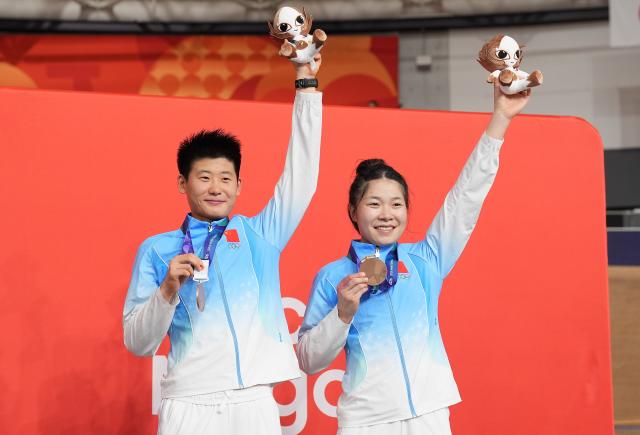 (260930) -- IZU, Oct.1, 2026 (Xinhua) -- Bronze medalists Chen Ning (L)/Gong Xianbing of China pose during the awarding ceremony for the women's Madison of cycling track at the 20th Asian Games Aichi-Nagoya 2026 in Izu of Shizuoka Prefecture, Japan, Oct. 1, 2026. (Xinhua/Zhou Mi)