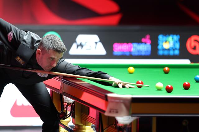 (261001) -- SHENZHEN, Oct. 1, 2026 (Xinhua) -- Mark Selby competes during the round 4 match between Mark Selby of England and Stephen Maguire of Scotland at World Snooker Tour Shenzhen Open 2026 in Shenzhen, south China's Guangdong Province, Oct. 1, 2026. (Xinhua/Lu Hanxin)
