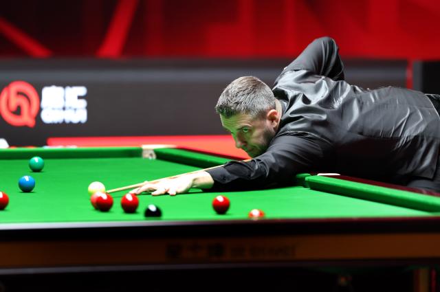 (261001) -- SHENZHEN, Oct. 1, 2026 (Xinhua) -- Mark Selby competes during the round 4 match between Mark Selby of England and Stephen Maguire of Scotland at World Snooker Tour Shenzhen Open 2026 in Shenzhen, south China's Guangdong Province, Oct. 1, 2026. (Xinhua/Lu Hanxin)