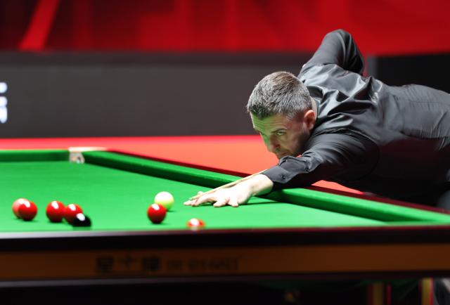 (261001) -- SHENZHEN, Oct. 1, 2026 (Xinhua) -- Mark Selby competes during the round 4 match between Mark Selby of England and Stephen Maguire of Scotland at World Snooker Tour Shenzhen Open 2026 in Shenzhen, south China's Guangdong Province, Oct. 1, 2026. (Xinhua/Lu Hanxin)