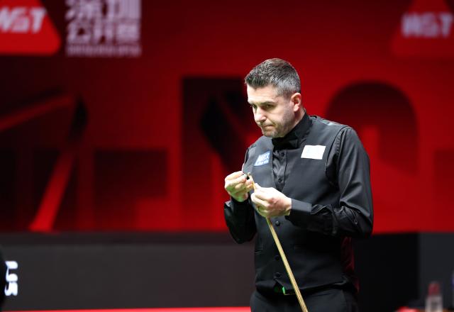 (261001) -- SHENZHEN, Oct. 1, 2026 (Xinhua) -- Mark Selby reacts during the round 4 match between Mark Selby of England and Stephen Maguire of Scotland at World Snooker Tour Shenzhen Open 2026 in Shenzhen, south China's Guangdong Province, Oct. 1, 2026. (Xinhua/Lu Hanxin)
