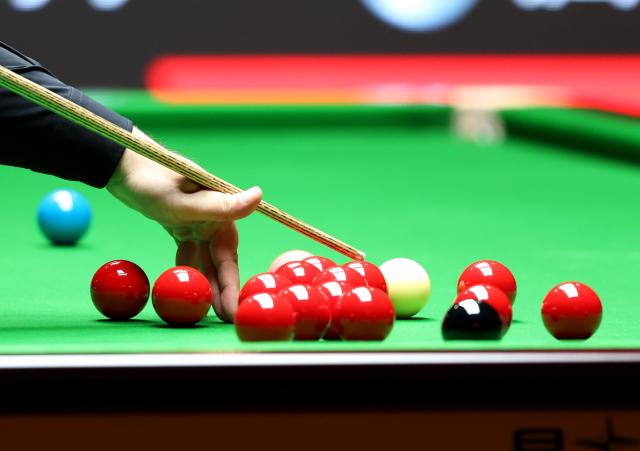(261001) -- SHENZHEN, Oct. 1, 2026 (Xinhua) -- Stephen Maguire competes during the round 4 match between Mark Selby of England and Stephen Maguire of Scotland at World Snooker Tour Shenzhen Open 2026 in Shenzhen, south China's Guangdong Province, Oct. 1, 2026. (Xinhua/Lu Hanxin)