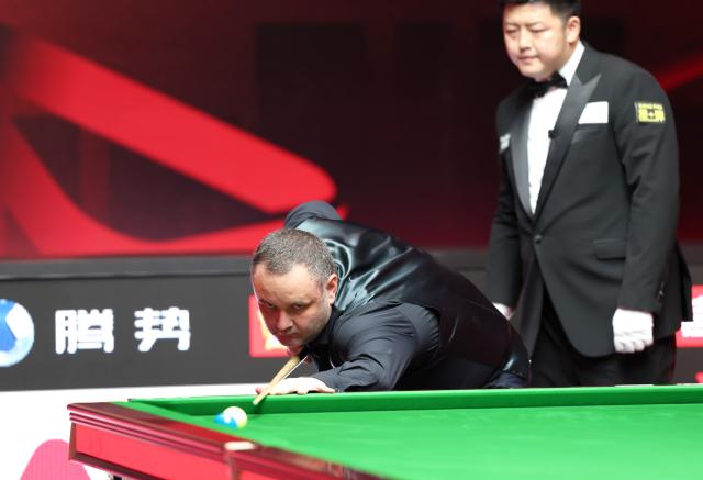 (261001) -- SHENZHEN, Oct. 1, 2026 (Xinhua) -- Stephen Maguire competes during the round 4 match between Mark Selby of England and Stephen Maguire of Scotland at World Snooker Tour Shenzhen Open 2026 in Shenzhen, south China's Guangdong Province, Oct. 1, 2026. (Xinhua/Lu Hanxin)