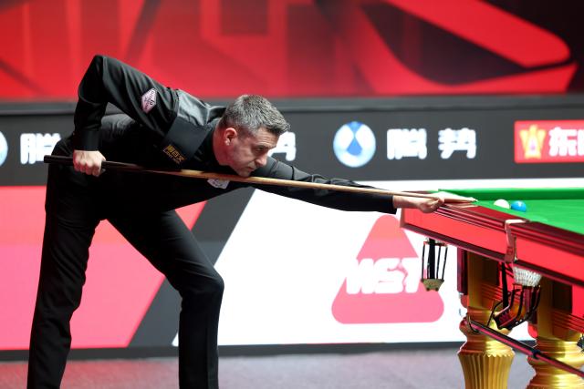 (261001) -- SHENZHEN, Oct. 1, 2026 (Xinhua) -- Mark Selby competes during the round 4 match between Mark Selby of England and Stephen Maguire of Scotland at World Snooker Tour Shenzhen Open 2026 in Shenzhen, south China's Guangdong Province, Oct. 1, 2026. (Xinhua/Lu Hanxin)