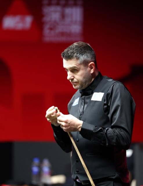 (261001) -- SHENZHEN, Oct. 1, 2026 (Xinhua) -- Mark Selby reacts during the round 4 match between Mark Selby of England and Stephen Maguire of Scotland at World Snooker Tour Shenzhen Open 2026 in Shenzhen, south China's Guangdong Province, Oct. 1, 2026. (Xinhua/Lu Hanxin)