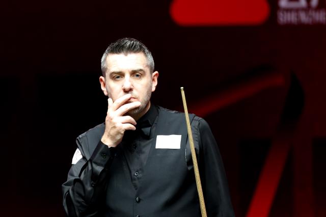 (261001) -- SHENZHEN, Oct. 1, 2026 (Xinhua) -- Mark Selby reacts during the round 4 match between Mark Selby of England and Stephen Maguire of Scotland at World Snooker Tour Shenzhen Open 2026 in Shenzhen, south China's Guangdong Province, Oct. 1, 2026. (Xinhua/Lu Hanxin)