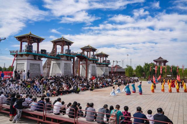 (261001) -- BEIJING, Oct. 1, 2026 (Xinhua) -- Tourists watch a performance at a film production center in Laoling, east China's Shandong Province, Oct. 1, 2026. People across China stepped out to fully enjoy their leisure time during the National Day holiday. (Photo by Jia Peng/Xinhua)