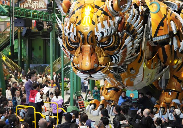 (261001) -- BEIJING, Oct. 1, 2026 (Xinhua) -- Children interact with a giant mechanical tiger at a cultural, commercial and tourism complex in Shenyang, northeast China's Liaoning Province, Oct. 1, 2026. People across China stepped out to fully enjoy their leisure time during the National Day holiday. (Xinhua/Li Gang)