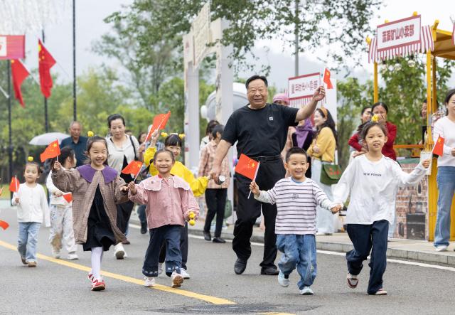 (261001) -- BEIJING, Oct. 1, 2026 (Xinhua) -- People visit a tourism area in Huangshi City, central China's Hubei Province, Oct. 1, 2026. People celebrated the 77th anniversary of the founding of the People's Republic of China in various ways on Thursday. (Photo by Zhou Wei/Xinhua)