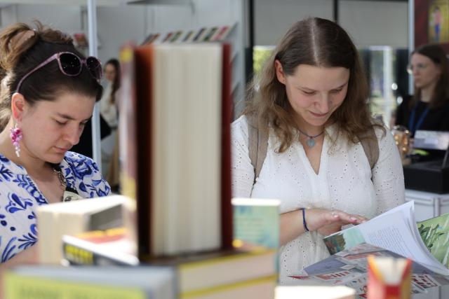 (261001) -- BUDAPEST, Oct. 1, 2026 (Xinhua) -- People select books at the 31st Budapest International Book Festival in Budapest, Hungary, Oct. 1, 2026. The 31st Budapest International Book Festival opened in Budapest, Hungary, on Thursday and runs through Oct. 4. (Photo by Attila Volgyi/Xinhua)