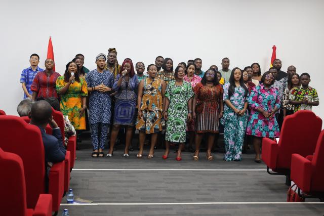 (261001) -- ACCRA, Oct. 1, 2026 (Xinhua) -- Ghanaian students sing a Chinese song at the graduation ceremony in Accra, Ghana, Sept. 29, 2026. A fresh batch of 108 Ghanaian public sector employees from various ministries, departments and agencies has completed a Chinese language proficiency and Chinese culture training program at the Confucius Institute at the University of Ghana. (Photo by Seth/Xinhua)