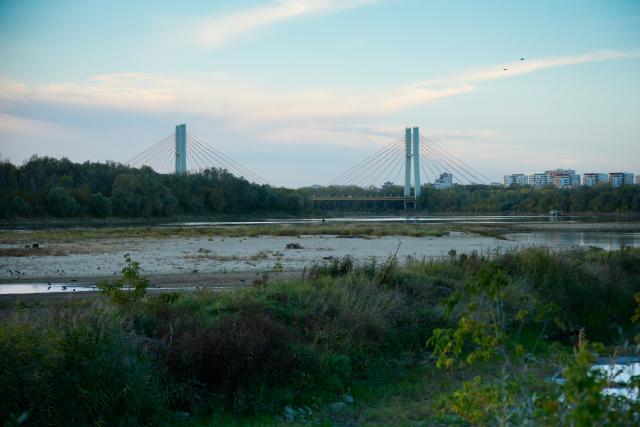 (261001) -- WARSAW, Oct. 1, 2026 (Xinhua) -- An exposed section of the Vistula River bed is seen amid low water levels in Warsaw, Poland, Oct. 1, 2026. (Photo by Jaap Arriens/Xinhua)