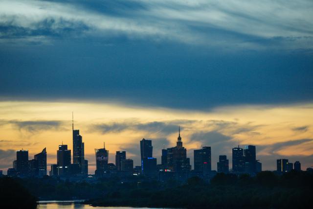 (261001) -- WARSAW, Oct. 1, 2026 (Xinhua) -- This photo shows a sunset view in Warsaw, Poland, Oct. 1, 2026. (Photo by Jaap Arriens/Xinhua)