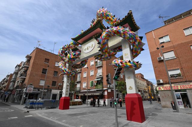 (261001) -- MADRID, Oct. 1, 2026 (Xinhua) -- Photo taken on Oct. 1, 2026 shows the Chinese archway in Usera district of Madrid, Spain. A Chinese archway featuring two dragons and Madrid's emblematic bear was unveiled Thursday in the Usera district of the Spanish capital, celebrating the neighborhood's cultural diversity and the ties with its Chinese community. (Xinhua/Cheng Min)