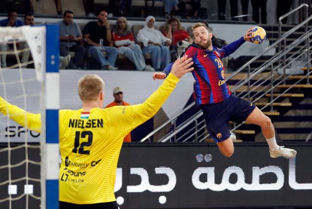 (261002) -- CAIRO, Oct. 2, 2026 (Xinhua) -- Aleix Gomez Abello (R) of FC Barcelona shoots during the gold medal match between Veszprem HC of Hungary and FC Barcelona of Spain at the 19th IHF Men's Club World Championship 2026 in Cairo, Egypt, Oct. 1, 2026. (Xinhua/Ahmed Gomaa)