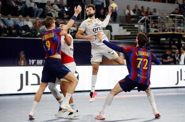 (261002) -- CAIRO, Oct. 2, 2026 (Xinhua) -- Nedim Remili (C) of Veszprem HC shoots during the gold medal match between Veszprem HC of Hungary and FC Barcelona of Spain at the 19th IHF Men's Club World Championship 2026 in Cairo, Egypt, Oct. 1, 2026. (Xinhua/Ahmed Gomaa)