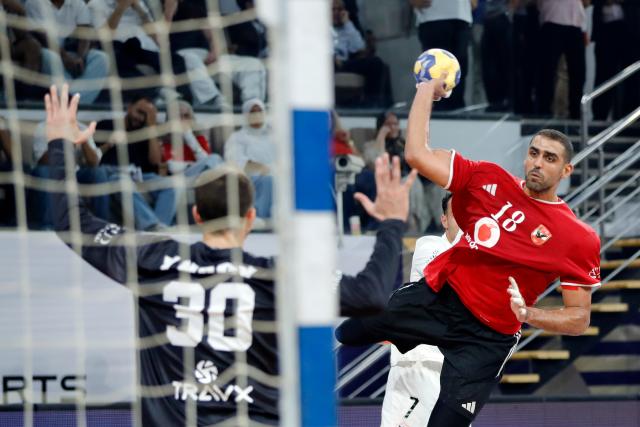 (261002) -- CAIRO, Oct. 2, 2026 (Xinhua) -- Khaled Walid (R) of Al Ahly SC shoots during the bronze medal handball match between Zamalek Club of Egypt and Al Ahly SC of Egypt at the 19th IHF Men's Club World Championship 2026 in Cairo, Egypt, Oct. 1, 2026. (Xinhua/Ahmed Gomaa)