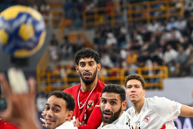 (261002) -- CAIRO, Oct. 2, 2026 (Xinhua) -- Players eye on the ball during the bronze medal handball match between Zamalek Club of Egypt and Al Ahly SC of Egypt at the 19th IHF Men's Club World Championship 2026 in Cairo, Egypt, Oct. 1, 2026. (Xinhua/Xin Mengchen)